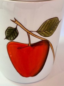 lot 447 image: Vintage Decorative Apple Motif Canister