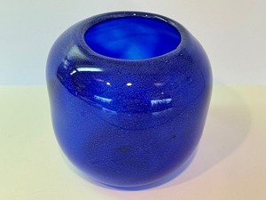 lot 438 image: Beautiful Blue Artisan Hand Blown Glass Vase by B. Nelson