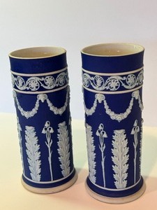 lot 429 image: Pair of Vintage Wedgewood Vases