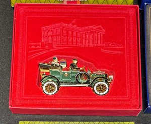 lot 275 image: Four White House Historical Association Ornaments