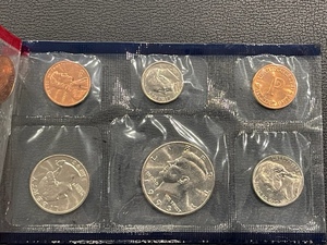 lot 35 image: 1993 P & D Uncirculated Mint Sets