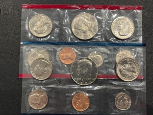 lot 62 image: 1981 P & D Uncirculated Mint Sets