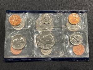 lot 73 image: 1988 P & D Uncirculated Mint Sets