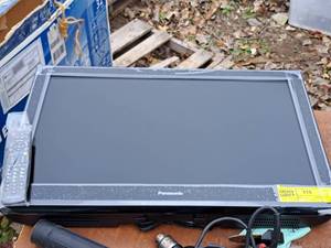 lot 351 image: Panasonic 32 Class 1080p LCD HDTV Flat Screen TV TC-L32U3 (New)