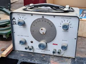 lot 394 image: RCA 40W SineSquare Wave Audio Generator