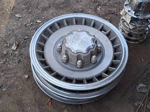 lot 491 image: Lot of (4) 17 8-lug Pickup Hub Caps