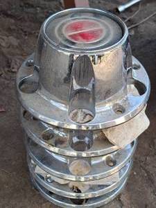 lot 492 image: Lot of (5) 7 5-lug Pickup Hub Caps