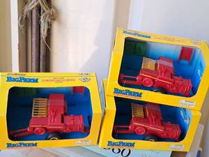 lot 558 image: Lot of (3) Ertl BigFarm 132 Scale Diecast Metal New Holland Square Baler