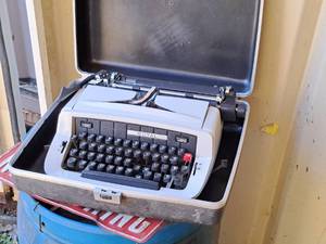 lot 561 image: Vintage Royal Typewriter with Case