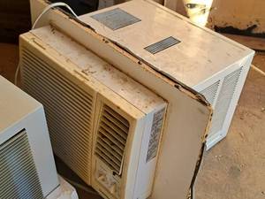 lot 576 image: Gold Star 8000-BTU 820W AC Unit H8000Y3