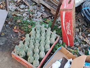 lot 522 image: Lot of (2) Vintage Coca-Cola Wooden Pop Cases with One with 32 Coke Bottles