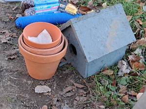 lot 533 image: Outdoor Dcor - Bird House, (4) Terracotta Pots