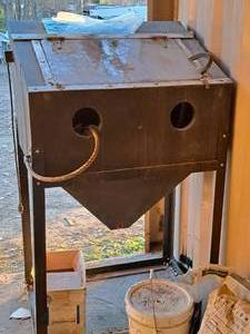 lot 302 image: Sandblasting Cabinet