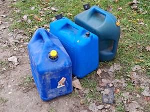 lot 587 image: Lot of (3) 5-Gallon Kerosene Fuel Cans