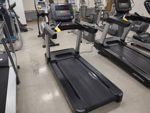 lot 2 image: Life Fitness Integrity Series Tread...