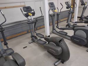 lot 16 image: Life Fitness 91Xi Elliptical Machin...