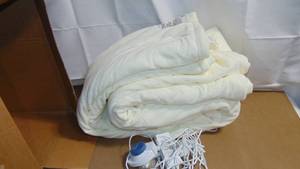 lot 20 image: Royal Heritage Home Heated Blanket Plush