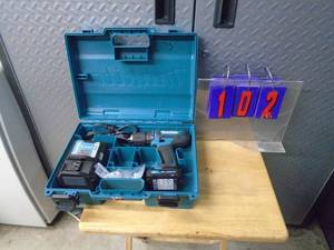 Makita 18 volt drill, battery & charger. Looks nearly new. As shown.