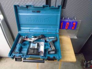 Makita 12 volt oscilatting cutterdrill with 1 battery & charger. Looks new in case. As shown.