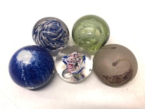 lot 46 image: Nice Group of 5 Art Glass Paperweights