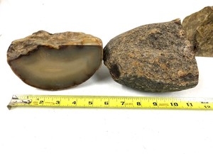 lot 12 image: Group of 5 Larger Agate Chunks #2