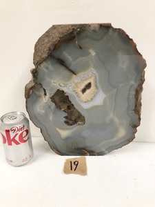 lot 79 image: LARGE Agate Chunk #19