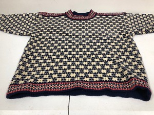 lot 35 image: Ladies Vintage Winter Wool Sweater - Size L