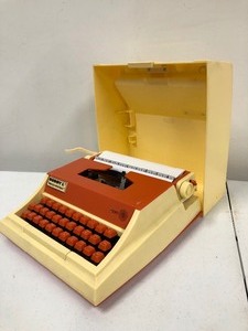 lot 34 image: Vintage BUDDY L Toy Typewriter