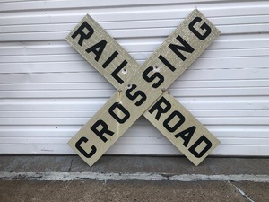 lot 4 image: Vintage Metal RAILROAD CROSSING Crossbuck Train Sign