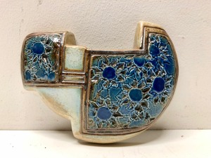 lot 25 image: Mid Century Tenmoku Indonesian Handicraft Art Pottery Wall Pocket
