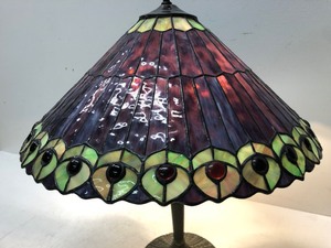 lot 100 image: Nice Looking Vintage Stained Glass Table Lamp