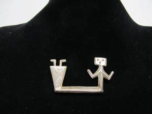 lot 137 image: Signed 1970s Navajo Sterling silver Figural Brooch by Patrick Yellowhorse
