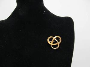 lot 142 image: Signed 14K Solid Gold Interlocking Knot Pin  Brooch