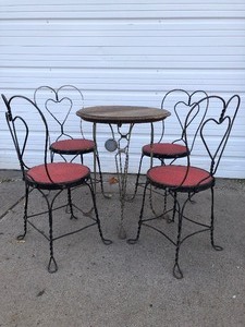 lot 216 image: Nice Antique Iron & Oak Ice Cream Parlor Chairs & Table Set