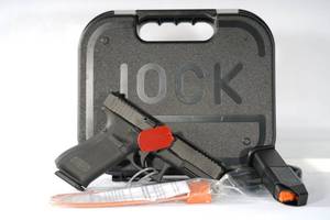 lot 47 image: 9mm GLOCK 17 GEN5 17RD 3 MAGS MOS FS