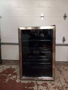 lot 39 image: GALANZ BEVERAGE  WINE REFRIGERATOR