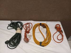 lot 68 image: 4 EXTENSION CORDS