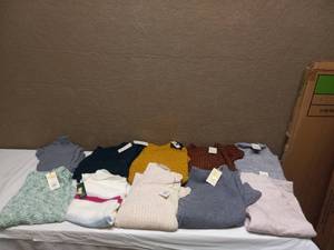 lot 94 image: 10 NEW ASSORTED WOMENS SWEATERS