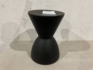 lot 377 image: LeisureMod Modern Boyd Side Table - Black