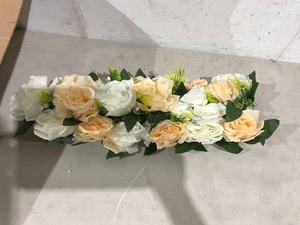 lot 546 image: LOT OF 10 - Rows of Roses - PeachWhite