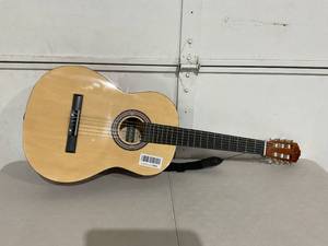 lot 7 image: Pyle 39 Classic Guitar