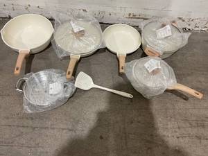 lot 429 image: Carote cookware set