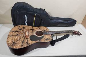 lot 5 image: Lauren Acoustic Guitar with Gig Bag