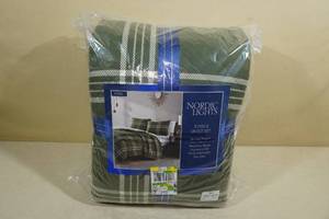 lot 33 image: Nordic Lights 3 Piece Quilt Set - King