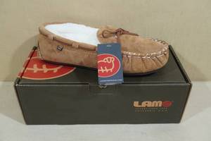 lot 34 image: Lamo Britain Moc II Moccasins - Womens 8