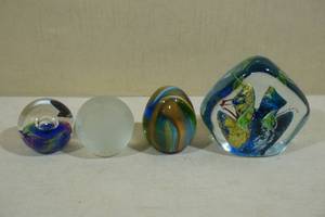 lot 220 image: Assorted Glass Dcor - Eggs, Balls
