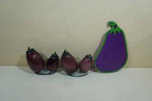 lot 221 image: Eggplant Decorative Bookends, Cutting Board
