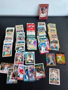 lot 141 image: Lot of Vintage 1988-1992 Baseball Cards  Kirby Puckett Card