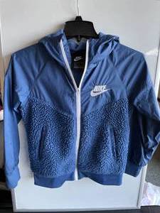 lot 147 image: Nike Youth Boys Jacket Size S 46
