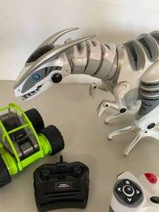 lot 5 image: WowWee RoboRapter Remote Control Dinosaur and RC Car 